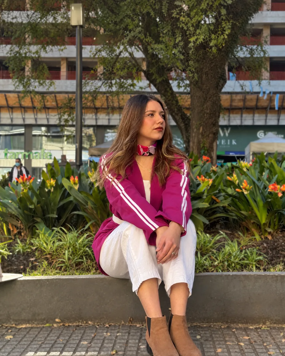 Ori sentada en un jardín